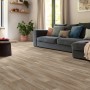 Wohnraum mit Andiamo PVC-Belag in Dielenoptik, Farbton Stellar hellbraun.