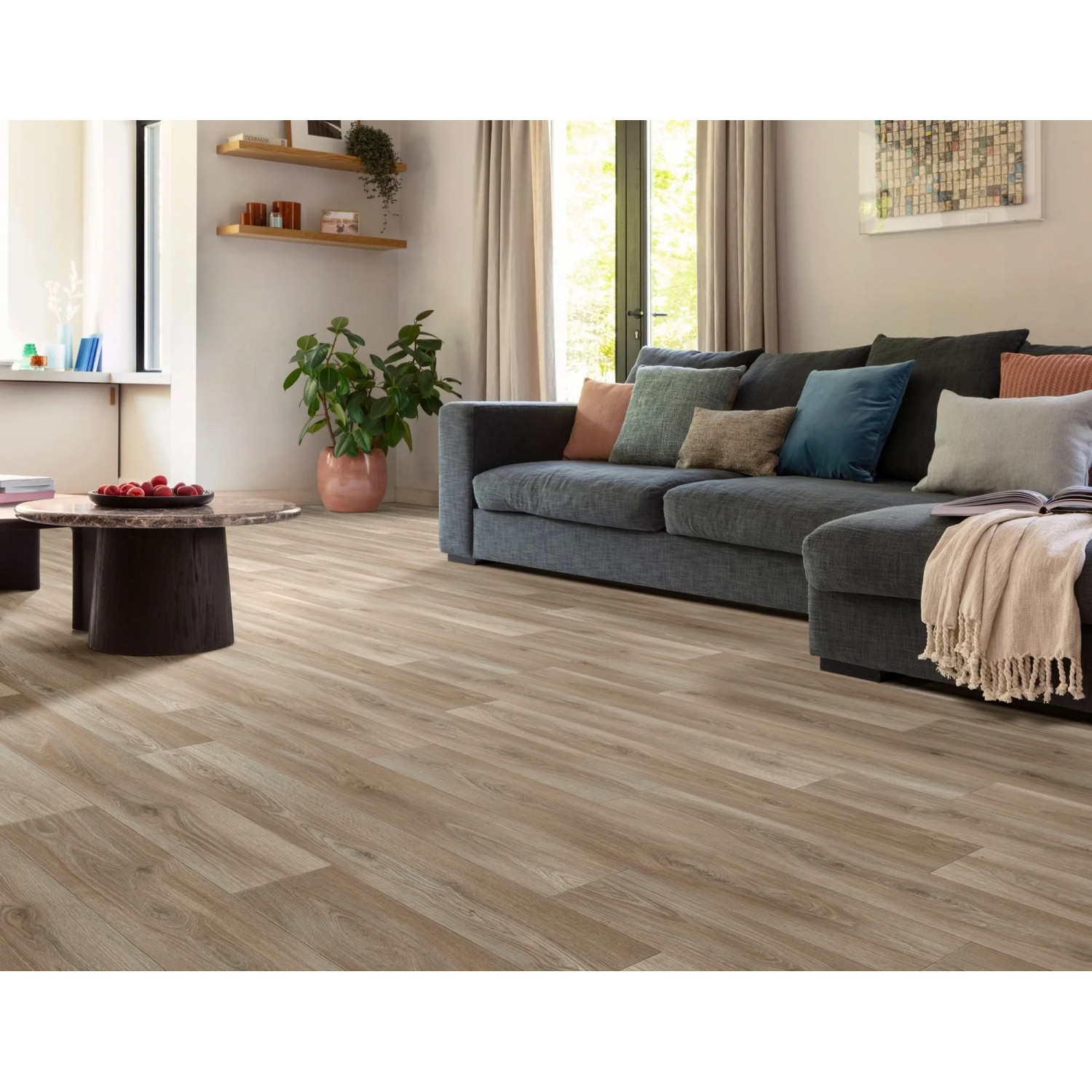Wohnraum mit Andiamo PVC-Belag in Dielenoptik, Farbton Stellar hellbraun.