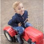 Kind auf rotem BIG Trettraktor Porsche Diesel Junior mit verstellbarem Sitz.