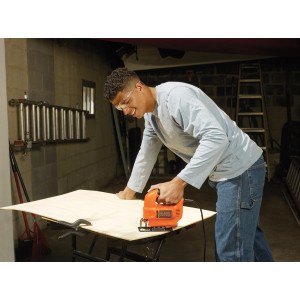 Black+Decker Stichsäge KS501 in Aktion beim Holzschnitt. Kompaktes Elektrowerkzeug für präzise Schnitte.