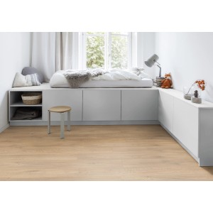 Heller Raum mit Kaindl Laminatboden Masterfloor Aqualine XPT Eiche Cremona Torro.