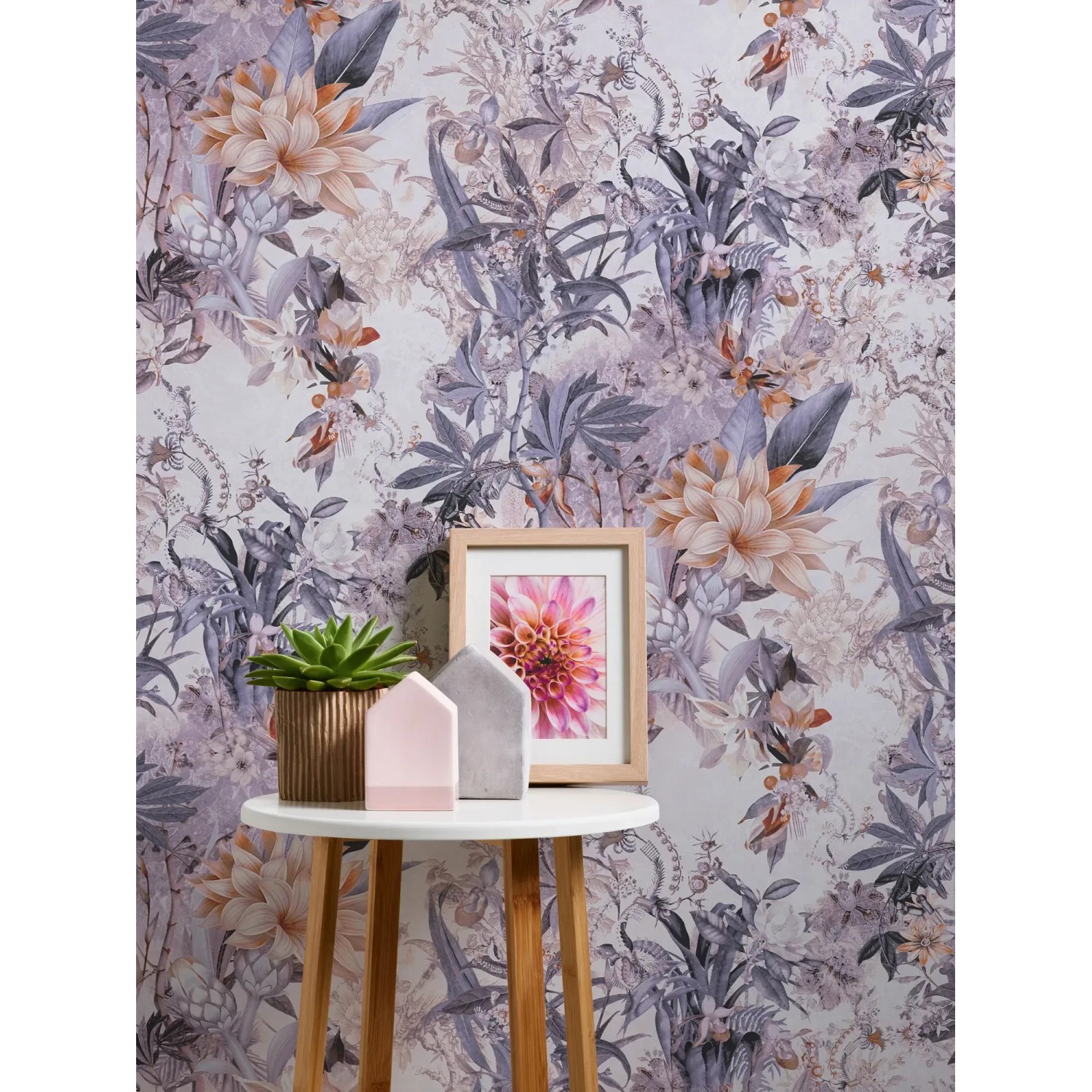 Vliestapete mit Blumenmuster in Weiß und Grau. Dekorative Tapete mit floralem Design.