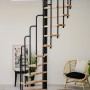 Platzsparende Minka Spindeltreppe Suono aus Buche und Stahl in Schwarz, ideal für kleine Räume.