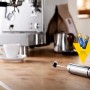 Varta Longlife Power AA Batterien, 4er Pack, im Einsatz mit Milchaufschäumer und Kaffeemaschine.