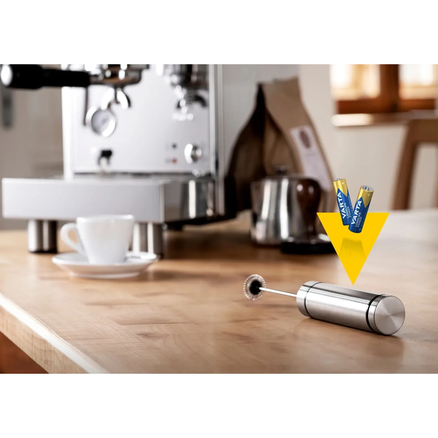 Varta Longlife Power AA Batterien, 4er Pack, im Einsatz mit Milchaufschäumer und Kaffeemaschine.