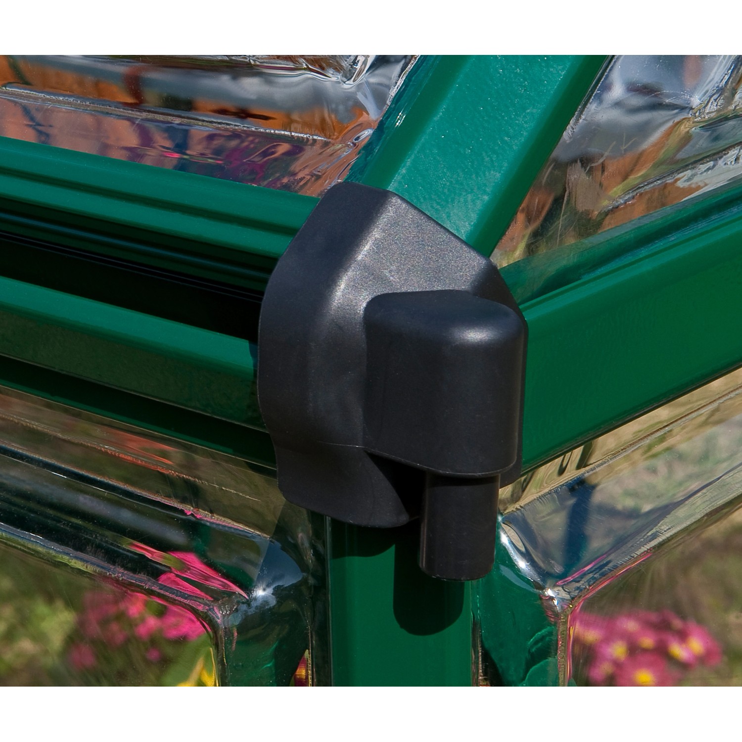 Detailaufnahme des grünen Palram Canopia Gewächshaus Rahmens mit schwarzem Verbindungsstück.