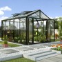 Vitavia Gewächshaus Zeus Comfort 10000, schwarzer Rahmen, 10 m² Fläche im Garten.