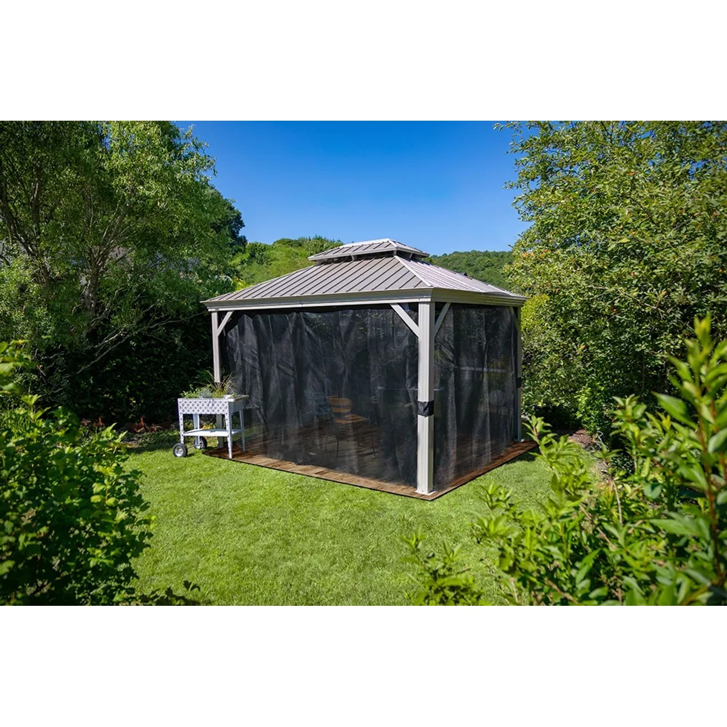 Sojag Pavillon Messina 12x16 Champagner mit Moskitonetz im Garten.