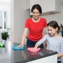 Mutter und Tochter reinigen mit Vileda Mikrofaser Allzwecktüchern eine Küchentheke.