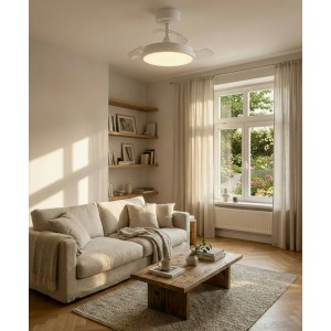 Weißer Eglo LED-Deckenventilator Malpica (Ø 63 cm) im Wohnraum mit Sofa und Fenster.