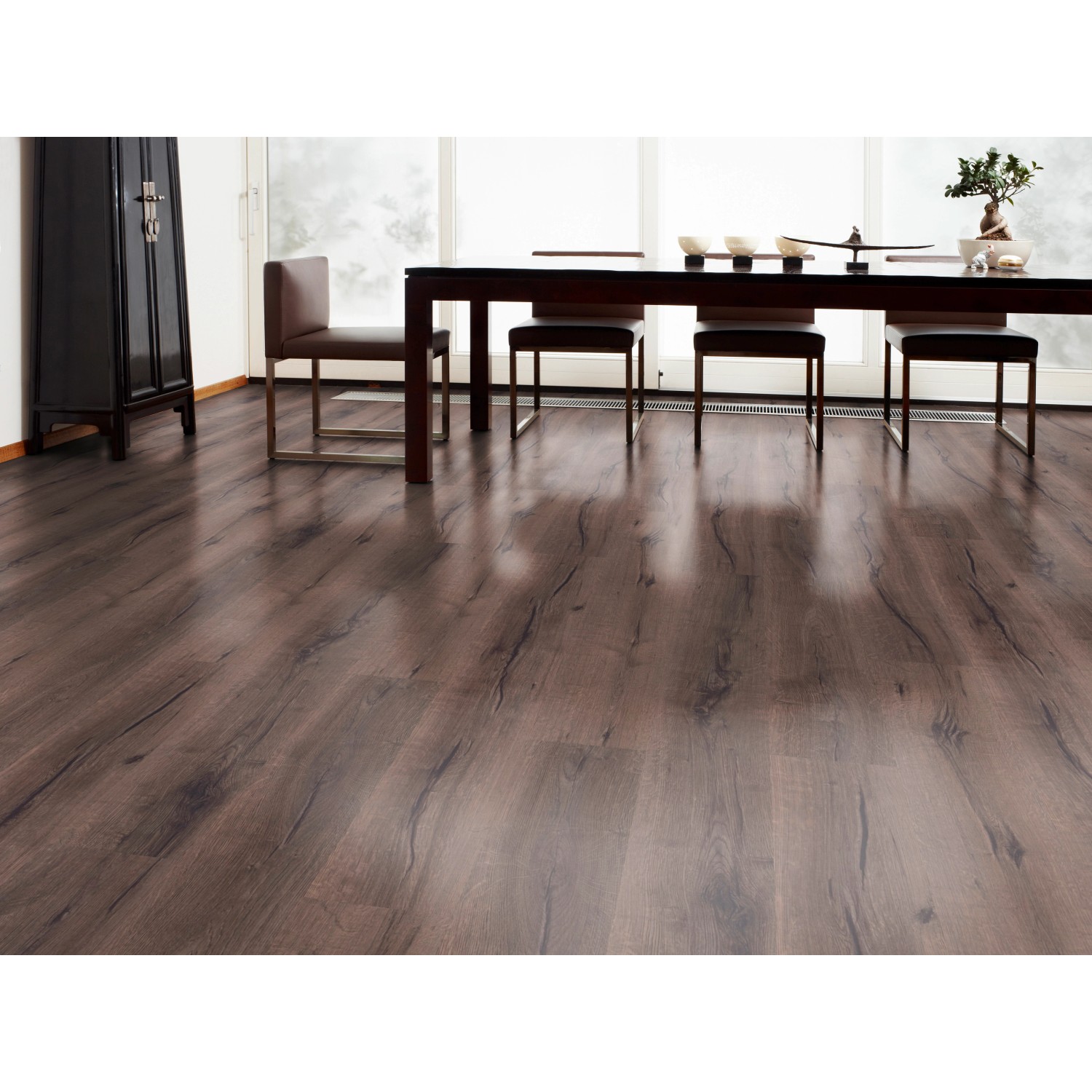 Verlegter Laminatboden Excellent Eiche Ambience in dunkler Holzoptik im Wohnraum.