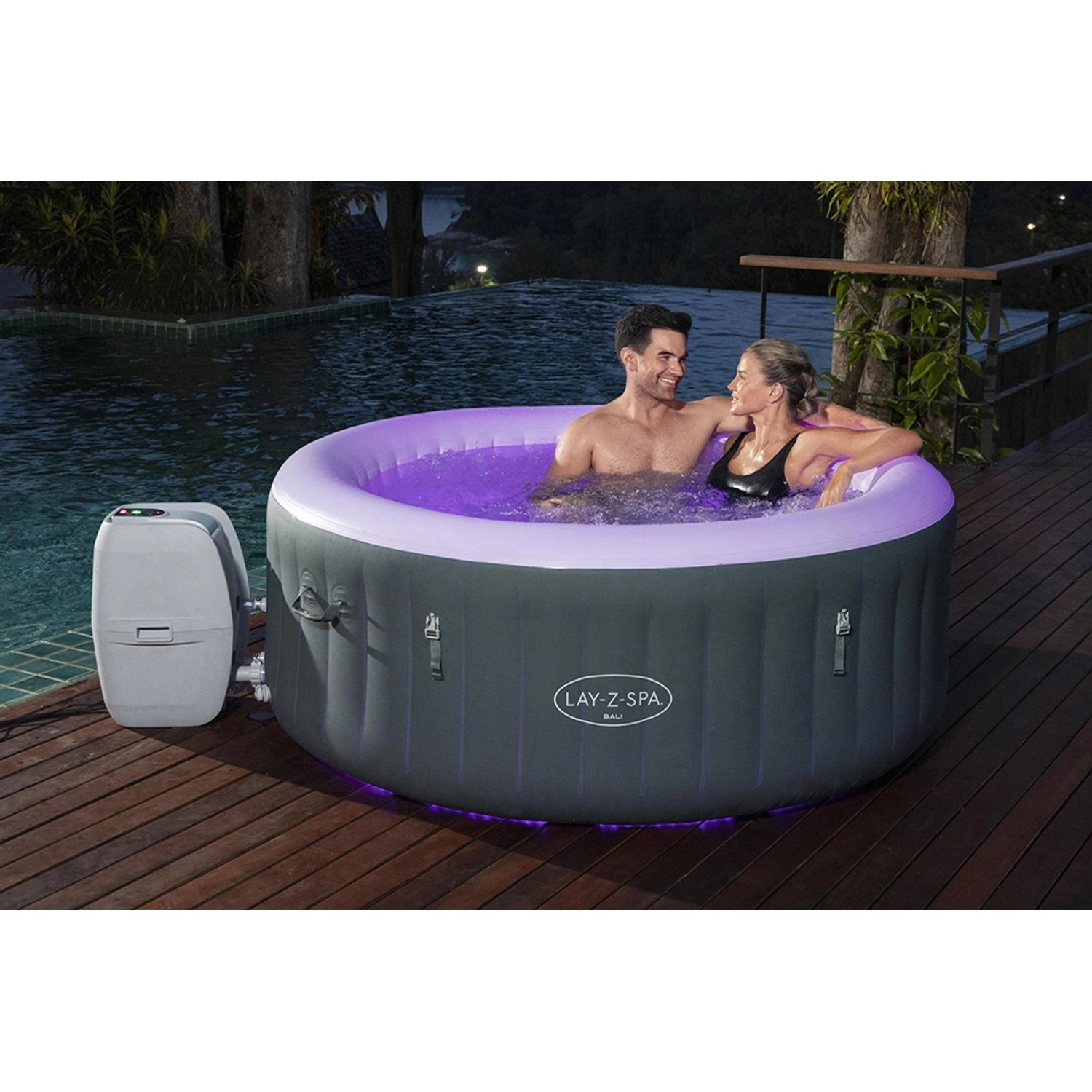 Bestway Lay-Z-Spa Bali AirJet aufblasbarer Whirlpool mit LED und zwei Personen im Wasser.