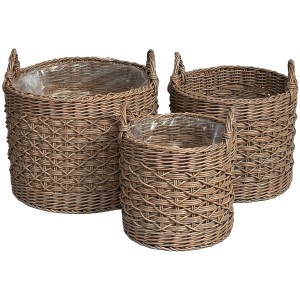 Set aus drei zylindrischen A.H.G. Pflanzkörben aus Polyrattan in Natur-Braun mit zwei Griffen.
