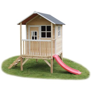 EXIT Loft 300 Holzspielhaus naturel mit Rutsche und Leiter im Garten.