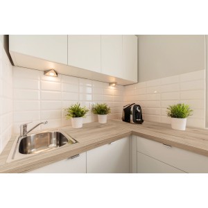 Küchenzeile mit Kaindl Arbeitsplatte Eiche Sanremo Sand, helle Optik, pflegeleicht und robust.