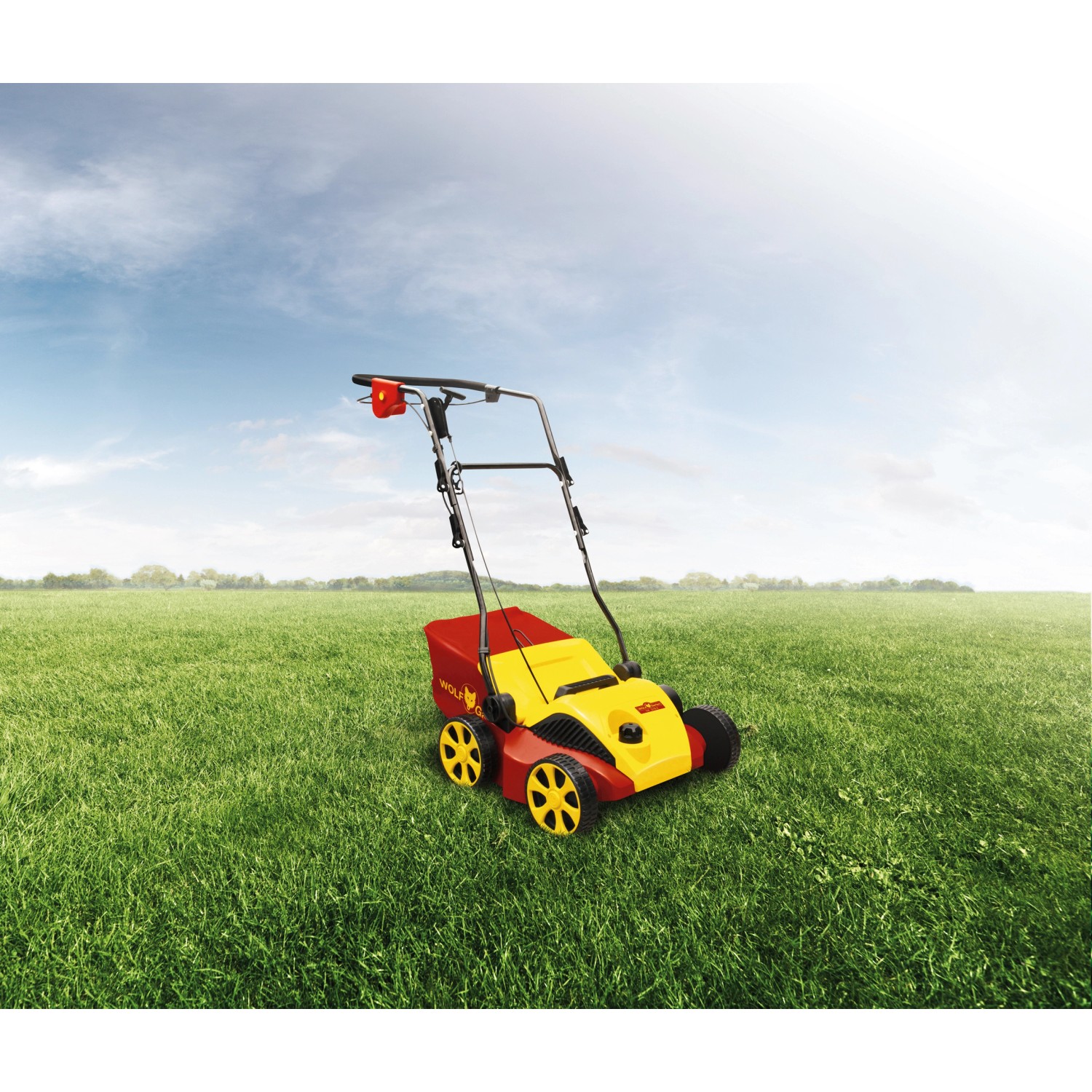 Wolf-Garten Elektro-Vertikutierer VA 378 E (1.800 W) auf Rasenfläche.