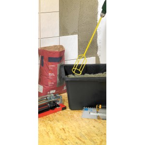 LUX Farb- und Mörtelrührer im Einsatz mit Sack Fliesenkleber und Werkzeug.