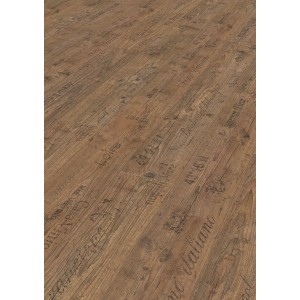 Laminatboden Comfort Toscana Flair Altholzstruktur 7 mm, braunes Holzmuster mit italienischen Schriftzügen.