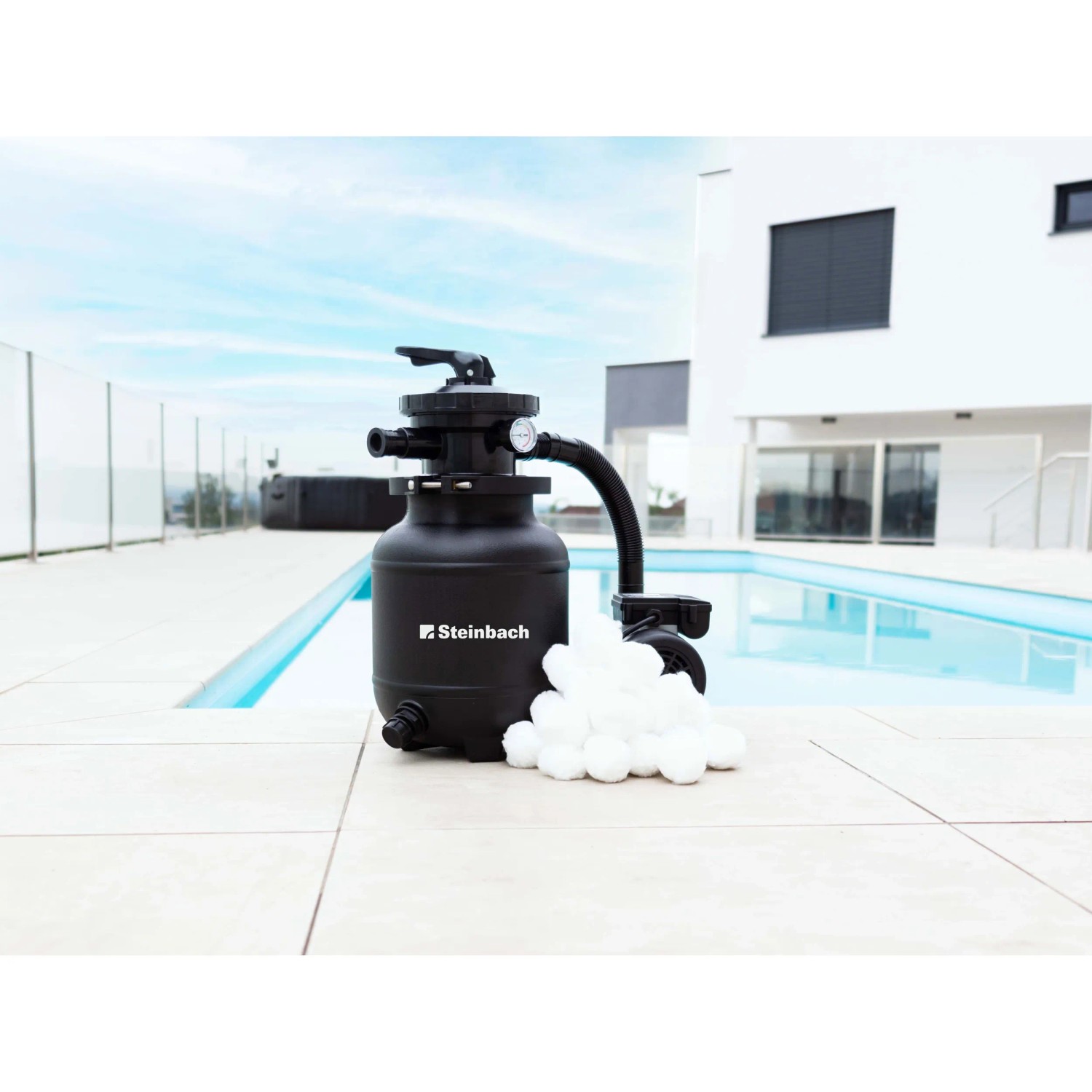 Steinbach Filteranlage Speed Clean Active Balls+ neben Pool, schwarzes Gehäuse, Filterbälle.