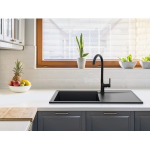 Schwarze Miló Einbauspüle Palladio aus Granitverbundstoff in moderner Küche.