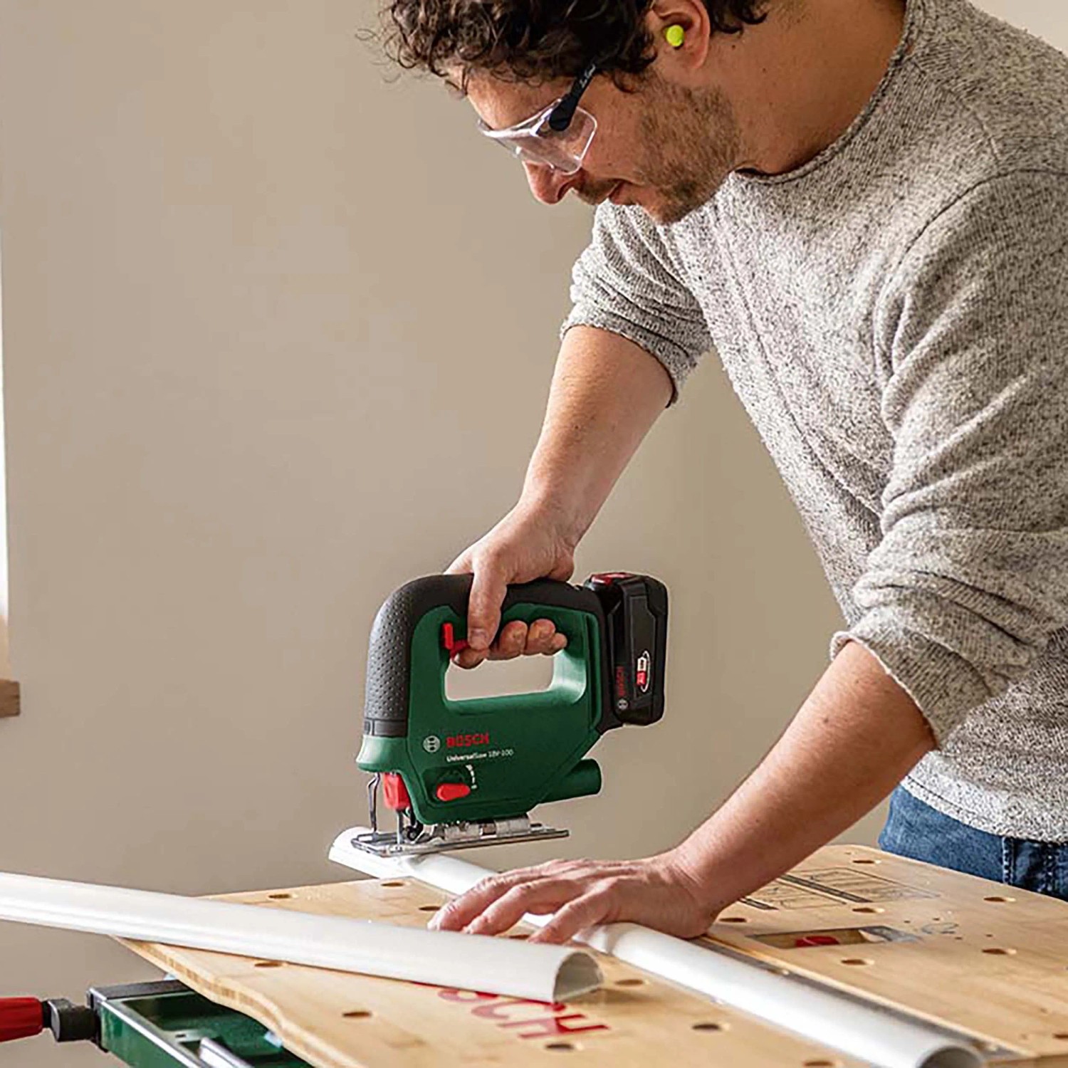Bosch Akku-Stichsäge UniversalSaw 18V-100 im Einsatz beim Sägen eines Werkstücks.