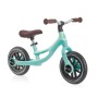 Mintfarbenes Globber Go Bike Elite Air Laufrad für Kinder mit 10 Zoll Luftbereifung und höhenverstellbarem Sattel.