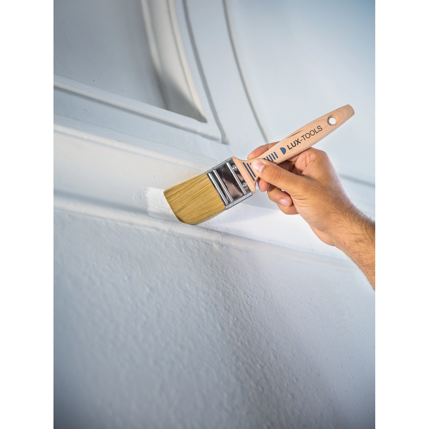 LUX Flachpinsel 60 mm im Einsatz: Streichen einer Wand mit Dispersionsfarbe.