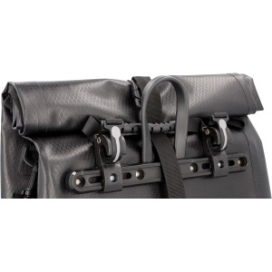 Schwarze Fischer Gepäckträgertasche Plus Terra mit Easy-Release-System zur Befestigung am Fahrrad.