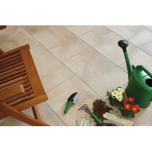 Häusler Steindiele Trend Terrabeige 60x40x2,8 cm, Terrassenplatten mit Gartenwerkzeug und Gießkanne.
