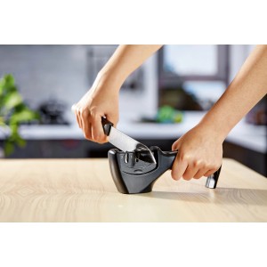 Schwarzer Messerschärfer und Polierer in Aktion, ideal für Küchenhelfer.