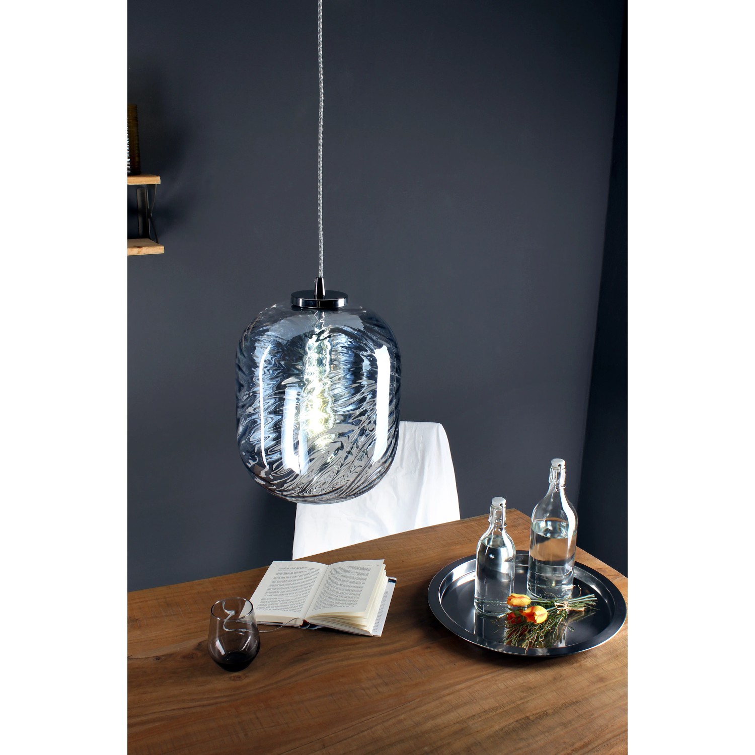 LUCE Design Pendelleuchte Nereide, blaues Glas mit Wellenmuster, höhenverstellbar.