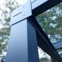 Detailansicht der anthrazitfarbenen Terrassenüberdachung Terracon Smartline, Fokus auf Pfosten und Verbindungselemente.
