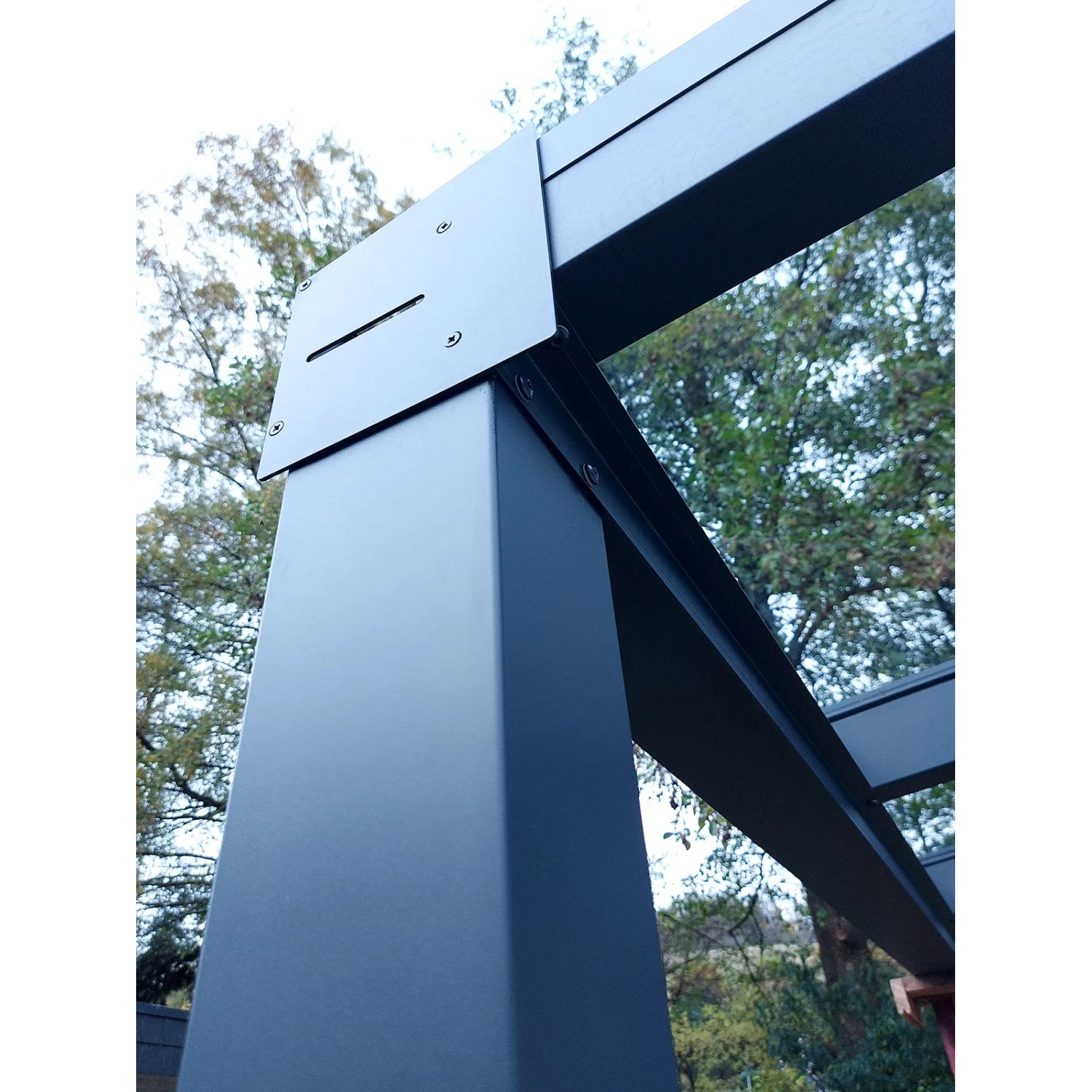 Detailansicht der anthrazitfarbenen Terrassenüberdachung Terracon Smartline, Fokus auf Pfosten und Verbindungselemente.