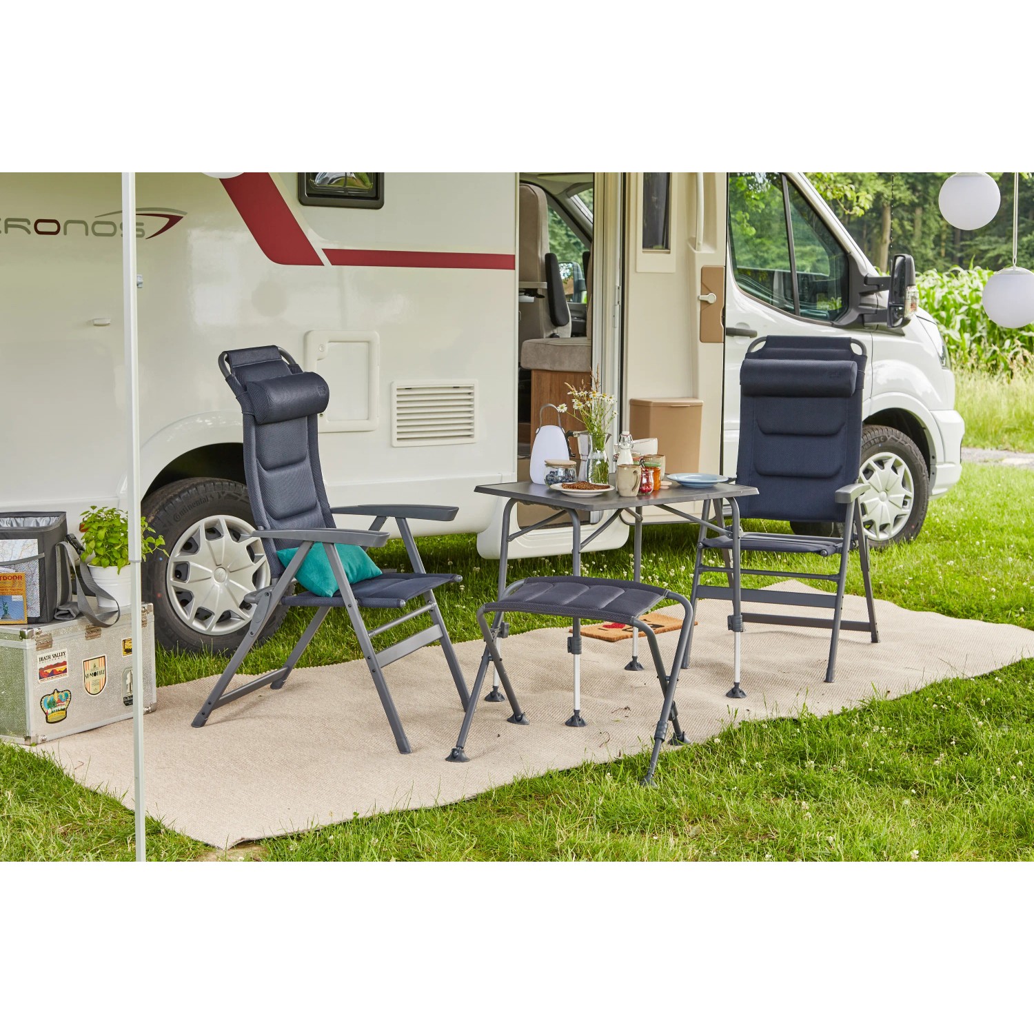Dunkelblauer Siena Garden Campingsessel Premium mit Aluminiumgestell und AirMesh Bezug vor Wohnmobil.