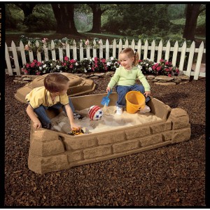 Step2 Naturally Playful Sandkasten mit zwei Kindern beim Spielen im Garten.