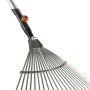 Gardena Combisystem-Fächerbesen mit verzinkten Zinken zum Zusammenfegen von Laub und Gartenabfällen.