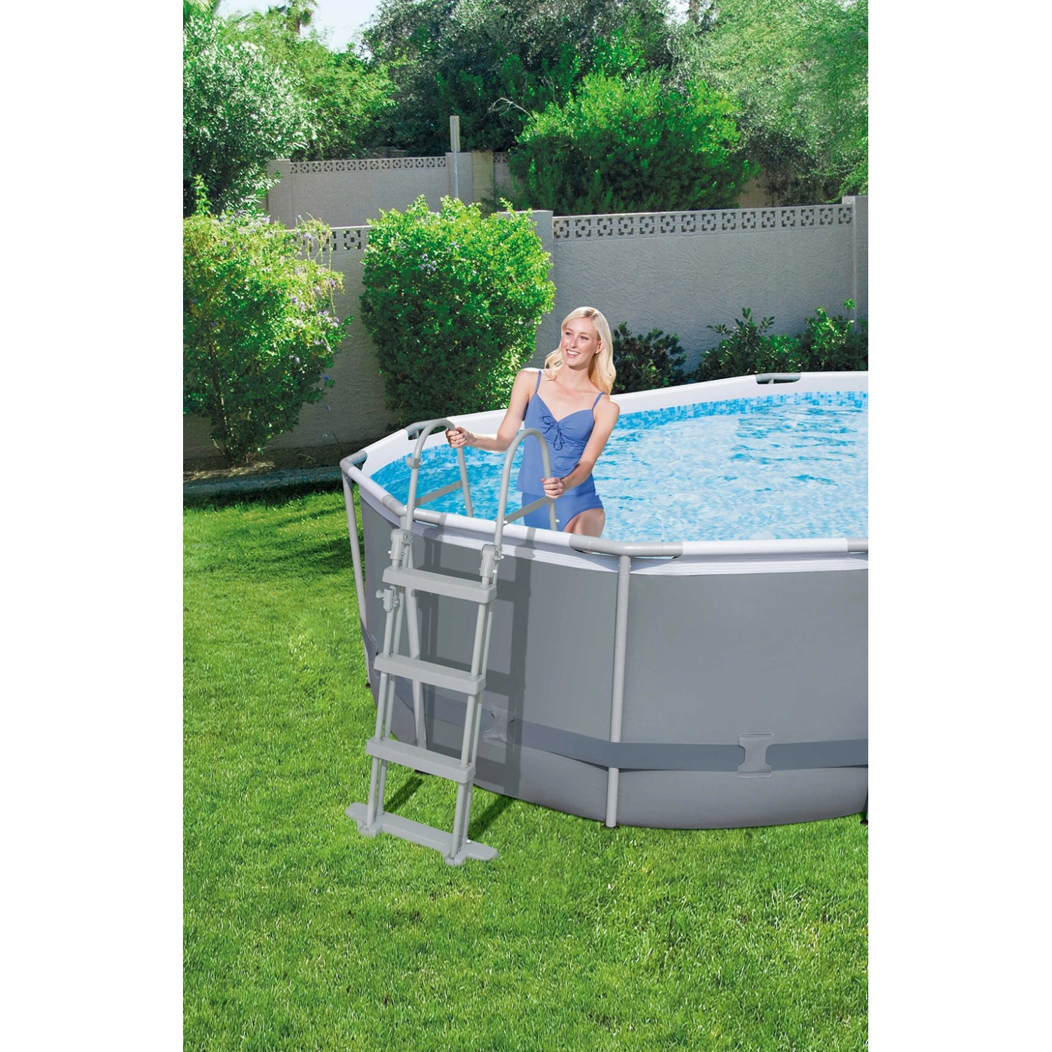 Bestway Stahlrahmenpool-Set Power Steel oval mit Leiter im Garten.
