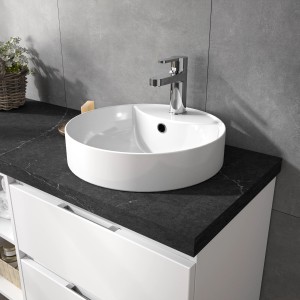 Rundes, weißes Pelipal Keramik Aufsatzbecken 4035 (40 cm) auf einem Waschtisch mit dunkler Platte.