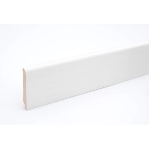 Weiße, lackierte Sockelleiste aus Buche (FN Neuhofer S0601), 12x60x2400 mm. Für Bodenabschluss.