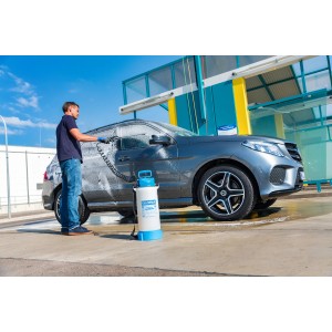 Gloria FoamMaster FM 50 Drucksprühgerät bei der Autowäsche im Einsatz.