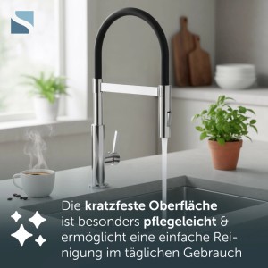 Moderne SCHÜTTE Spültischarmatur MIAMI Chrom/Schwarz mit flexiblem Soft-Touch Schlauch in Küche, Wasser läuft in Spüle.