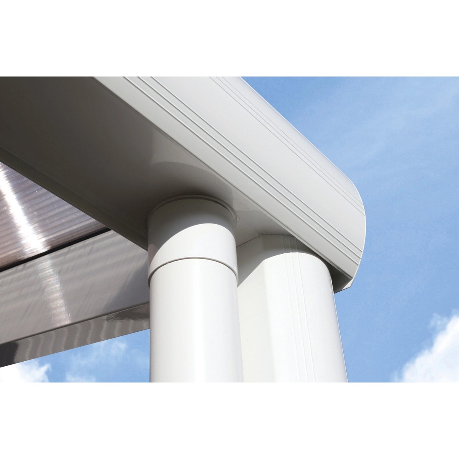 Detailansicht der weißen Skan Holz Terrassenüberdachung Garda aus Aluminium mit Polycarbonat-Dach.