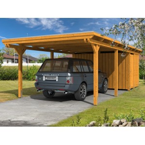 Skan Holz Carport Emsland mit Abstellraum, Eiche hell, mit geparktem Auto im Garten.