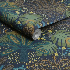Blaugrüne Vliestapete Savannah Fauna mit Dschungelmotiven, Palmen und Blättern.