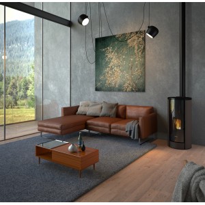 Moderner Freepoint Pelletofen Breeze Titan im Wohnraum mit braunem Sofa und grauem Teppich.