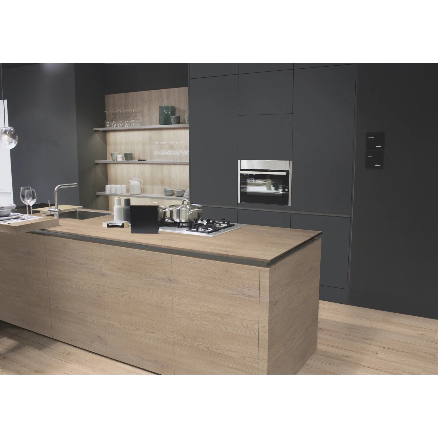 Kücheninsel mit Kaindl Arbeitsplatte Eiche Cremona Torro, moderne Optik, robuste Ausführung.
