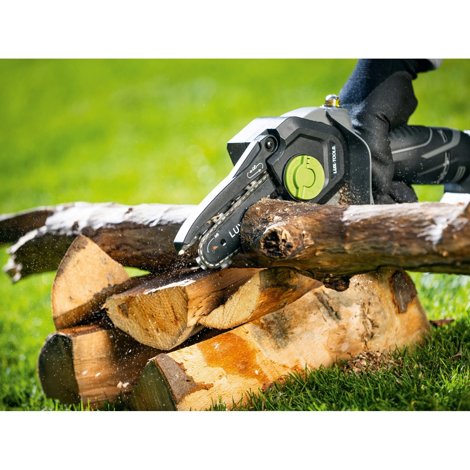 LUX-TOOLS Akku-Astsäge A-EAS-20/154 beim Sägen von Holz, Akku-Kettensäge für Gartenarbeiten.