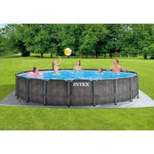 Intex Frame Pool-Set Prism Greywood, Ø 549 cm, mit Familie im Garten.