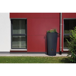 4rain Vaso 2in1 Regenspeicher 220 l in Graphite Grey mit Pflanzschale vor Hauswand.