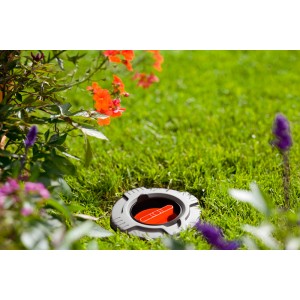 Gardena Regulier- und Absperrdose im Rasen, Teil des Sprinkler-Systems.